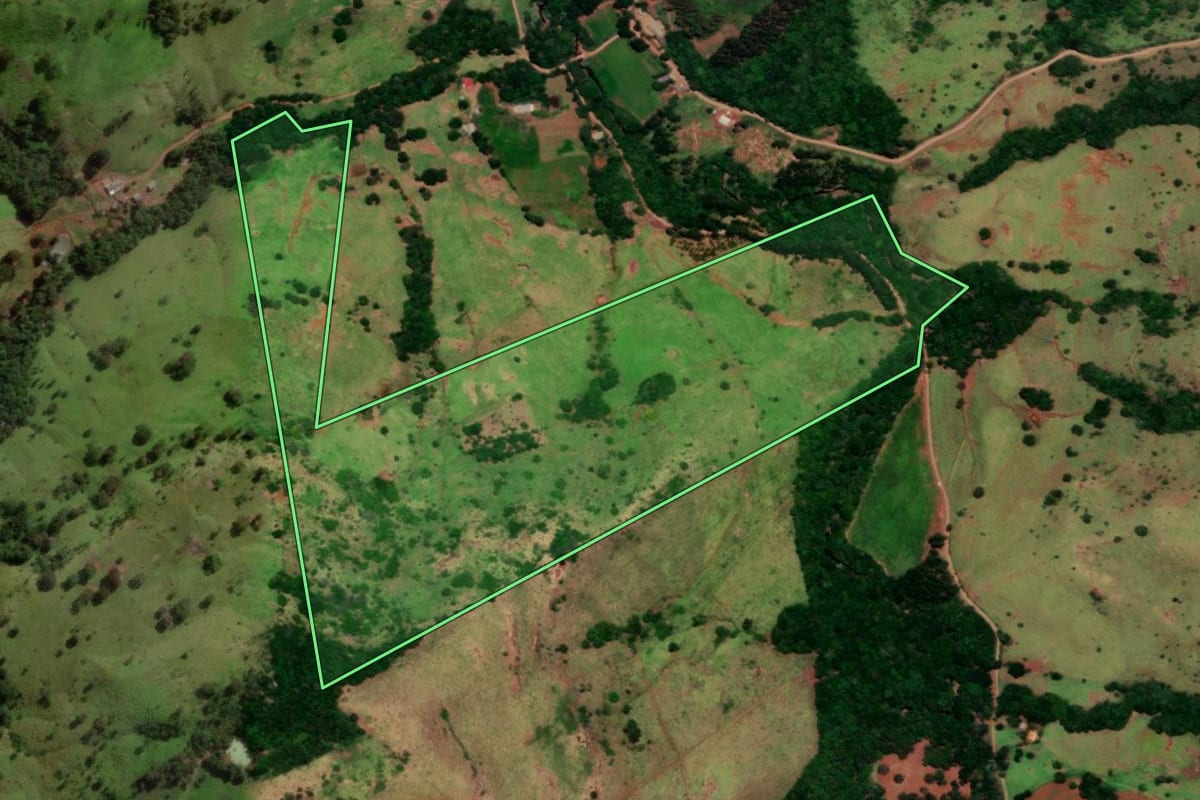 Imagem de satélite do imóvel rural em Diamante do Sul (PR), com o contorno declarado no CAR desenhado por cima.