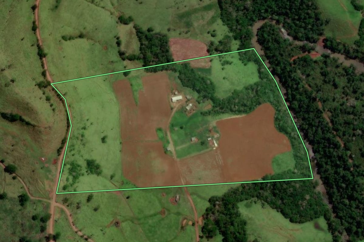 Imagem de satélite do imóvel rural em Diamante do Sul (PR), com o contorno declarado no CAR desenhado por cima.