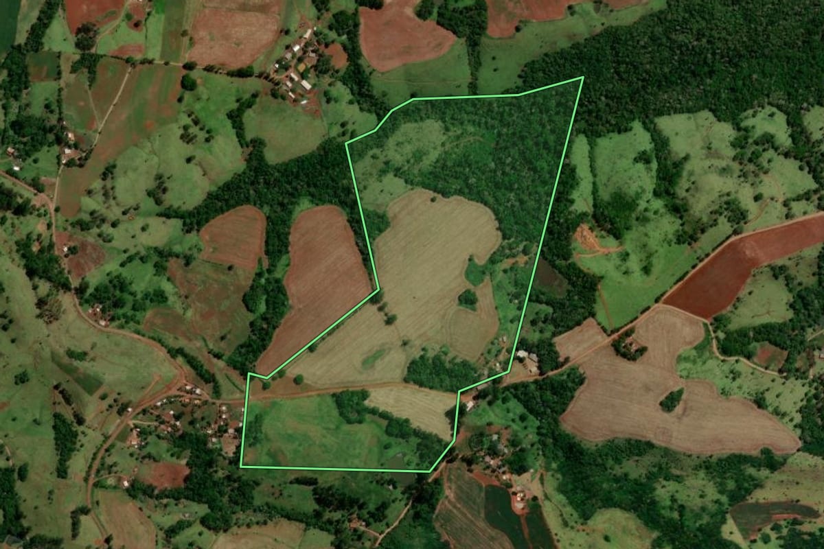 Imagem de satélite do imóvel rural em Diamante do Sul (PR), com o contorno declarado no CAR desenhado por cima.