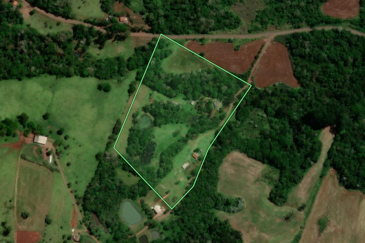 Imagem de satélite do imóvel rural em Diamante do Sul (PR), com o contorno declarado no CAR desenhado por cima.