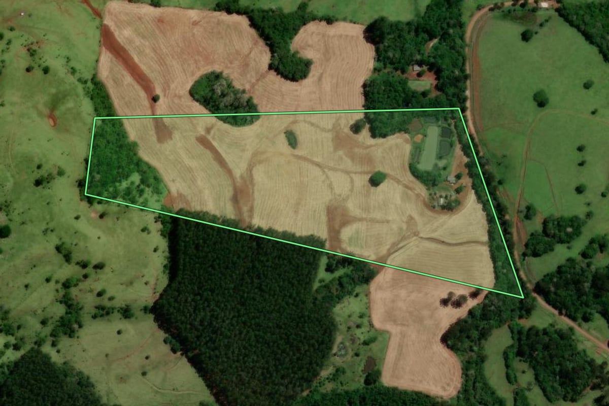 Imagem de satélite do imóvel rural em Diamante do Sul (PR), com o contorno declarado no CAR desenhado por cima.