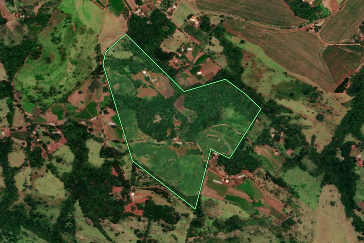 Imagem de satélite do imóvel rural em Diamante do Sul (PR), com o contorno declarado no CAR desenhado por cima.