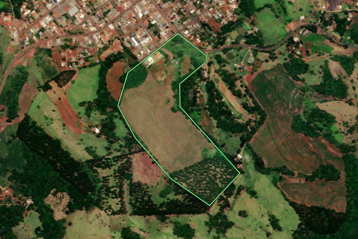 Imagem de satélite do imóvel rural em Diamante do Sul (PR), com o contorno declarado no CAR desenhado por cima.