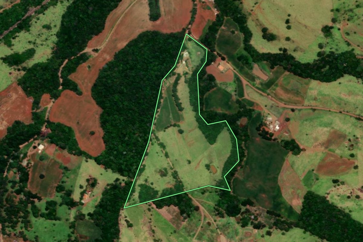 Imagem de satélite do imóvel rural em Diamante do Sul (PR), com o contorno declarado no CAR desenhado por cima.