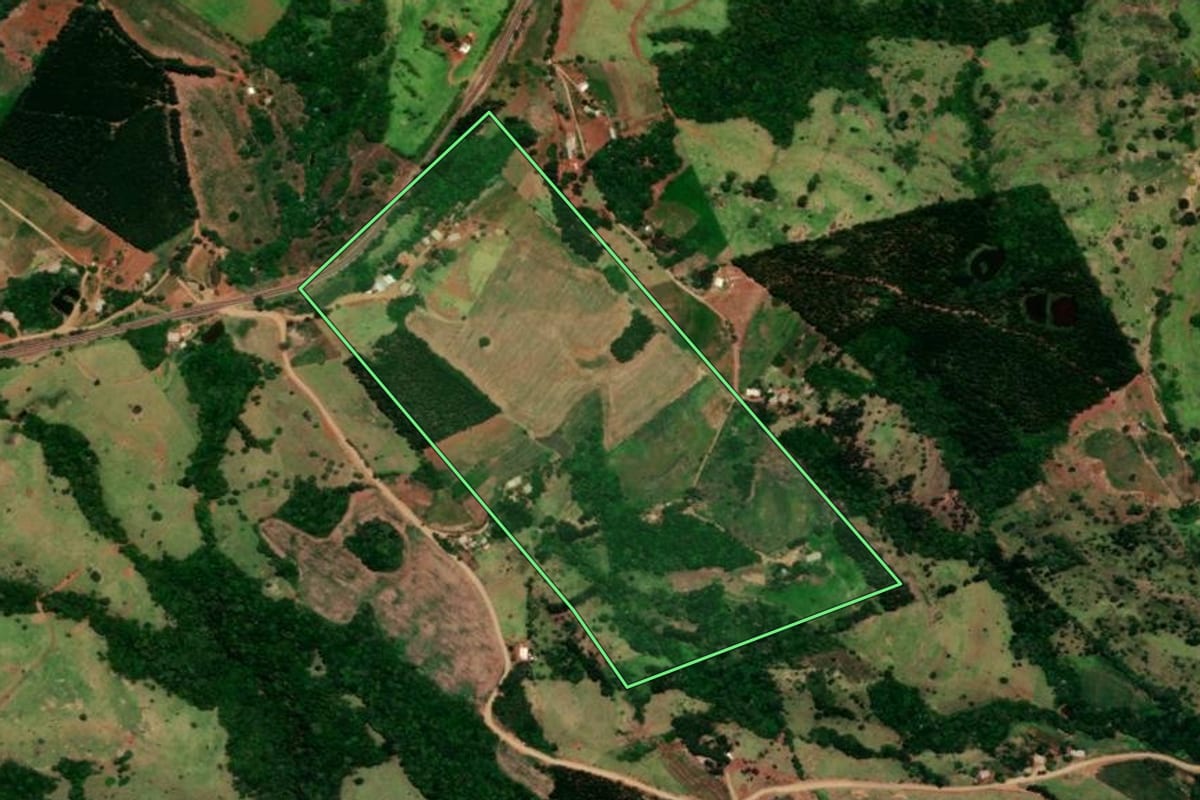 Imagem de satélite do imóvel rural em Diamante do Sul (PR), com o contorno declarado no CAR desenhado por cima.