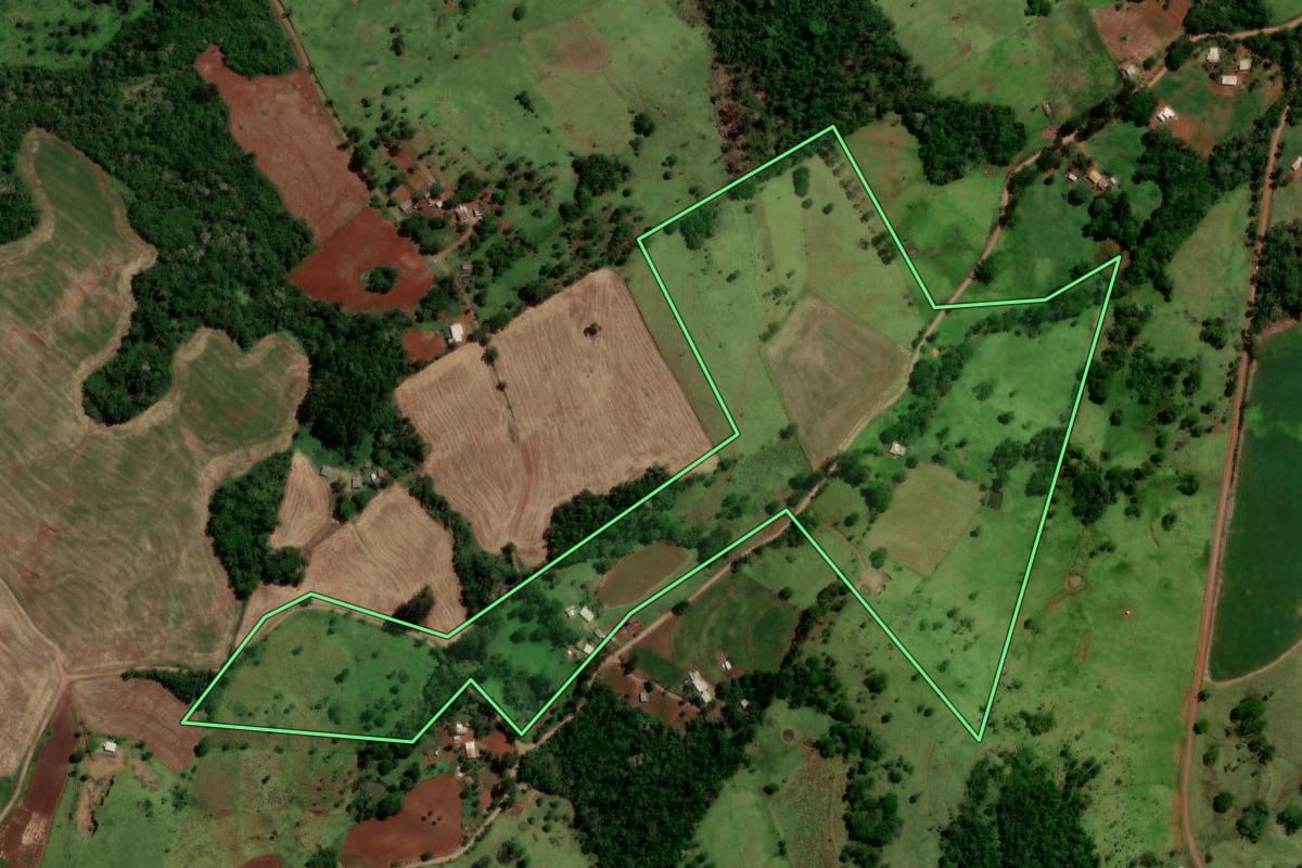 Imagem de satélite do imóvel rural em Diamante do Sul (PR), com o contorno declarado no CAR desenhado por cima.