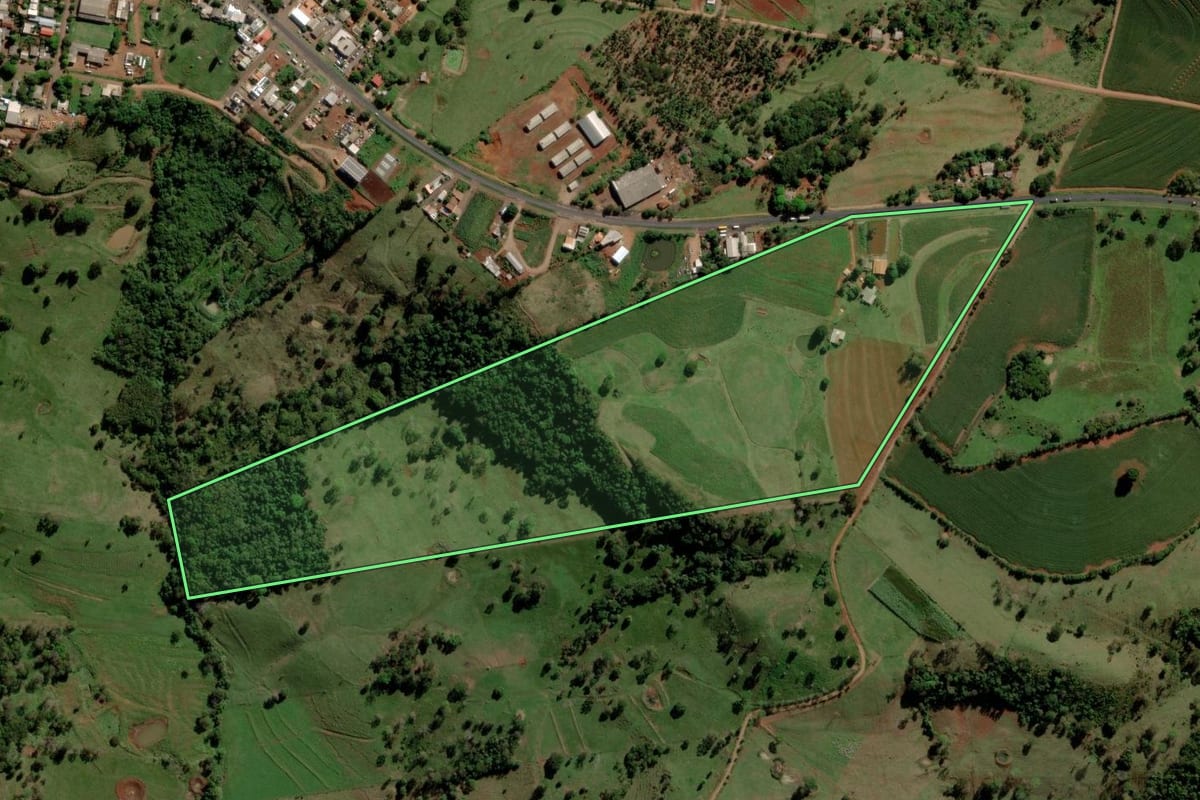 Imagem de satélite do imóvel rural em Diamante D'Oeste (PR), com o contorno declarado no CAR desenhado por cima.