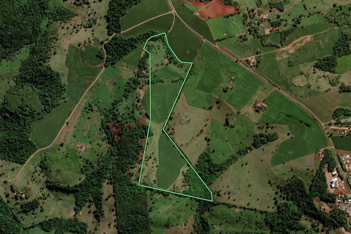 Imagem de satélite do imóvel rural em Diamante D'Oeste (PR), com o contorno declarado no CAR desenhado por cima.