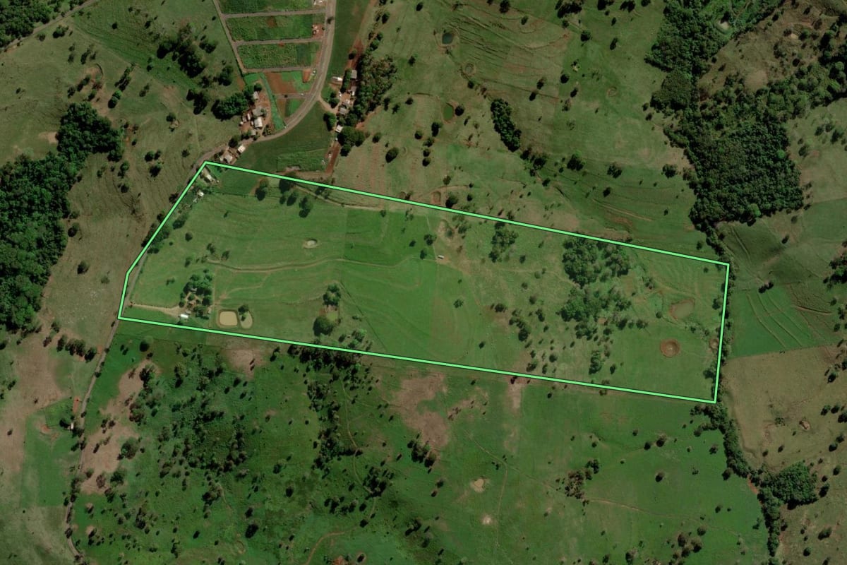 Imagem de satélite do imóvel rural em Diamante D'Oeste (PR), com o contorno declarado no CAR desenhado por cima.