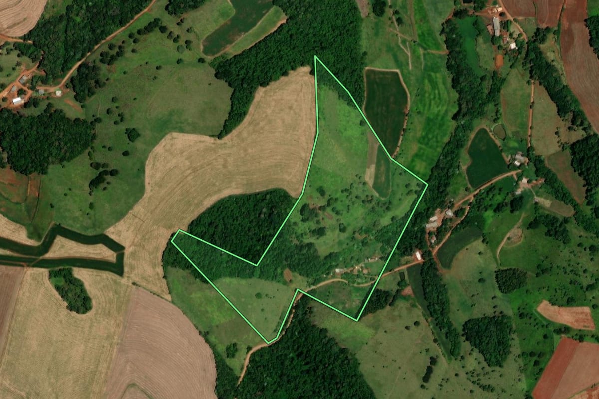 Imagem de satélite do imóvel rural em Dois Vizinhos (PR), com o contorno declarado no CAR desenhado por cima.