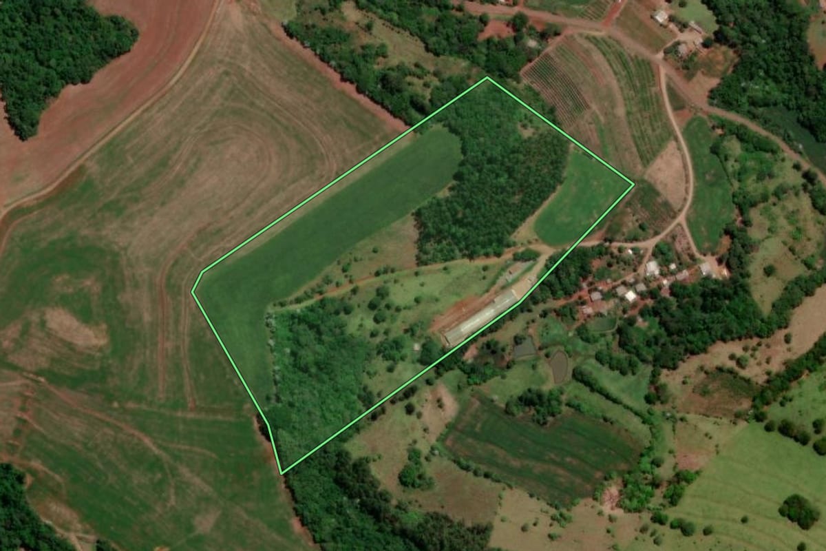 Imagem de satélite do imóvel rural em Dois Vizinhos (PR), com o contorno declarado no CAR desenhado por cima.