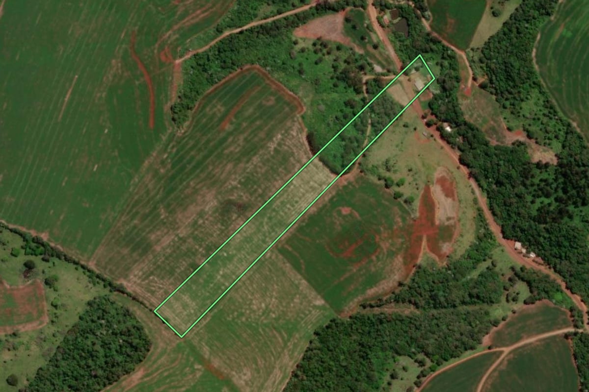Imagem de satélite do imóvel rural em Dois Vizinhos (PR), com o contorno declarado no CAR desenhado por cima.