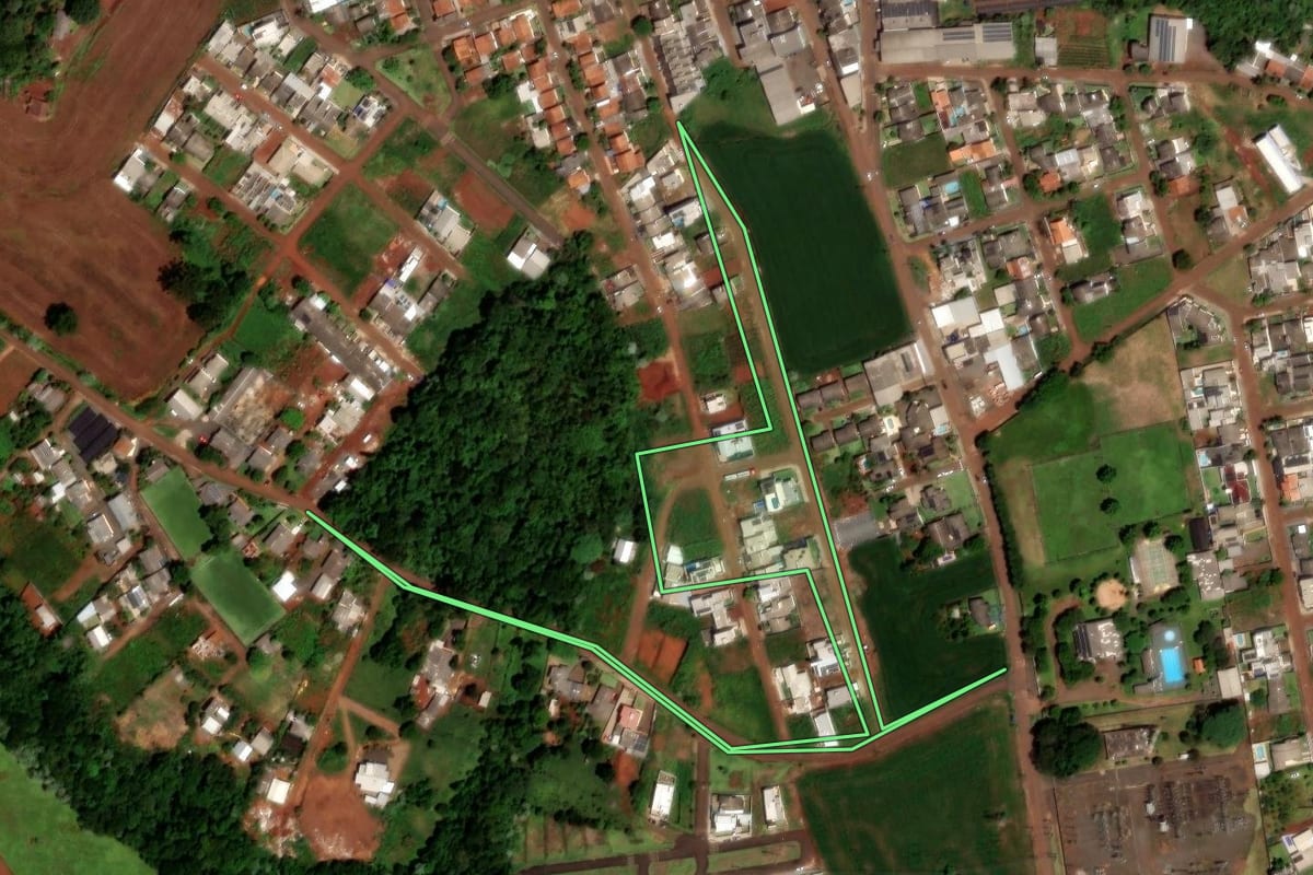 Imagem de satélite do imóvel rural em Dois Vizinhos (PR), com o contorno declarado no CAR desenhado por cima.
