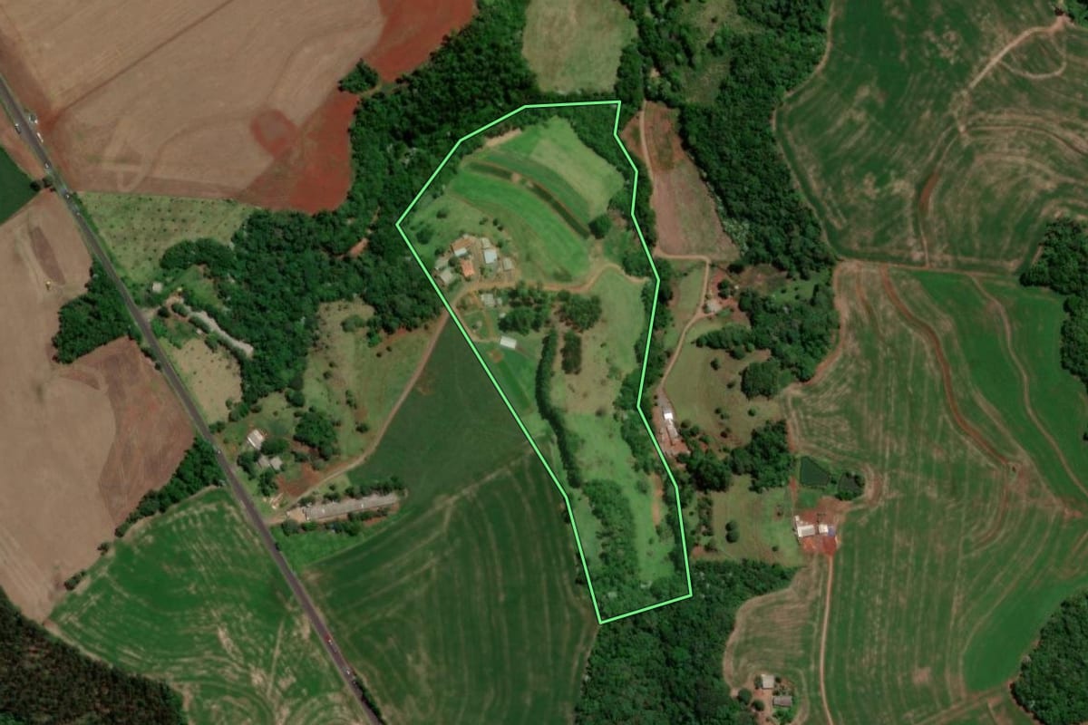 Imagem de satélite do imóvel rural em Dois Vizinhos (PR), com o contorno declarado no CAR desenhado por cima.