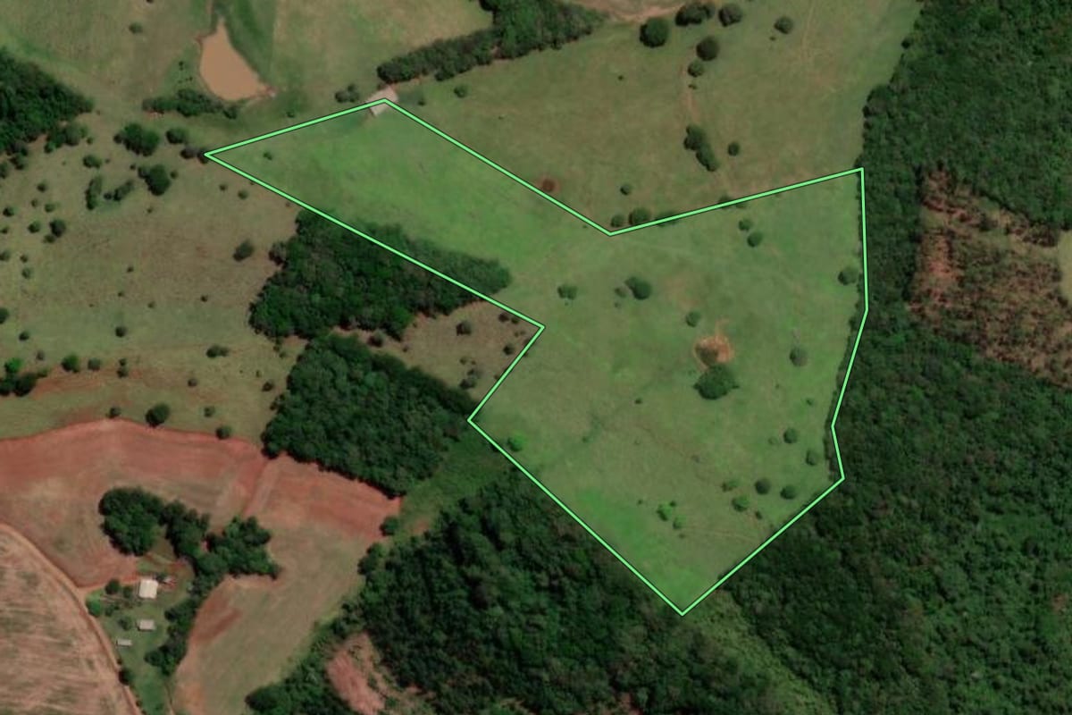 Imagem de satélite do imóvel rural em Dois Vizinhos (PR), com o contorno declarado no CAR desenhado por cima.