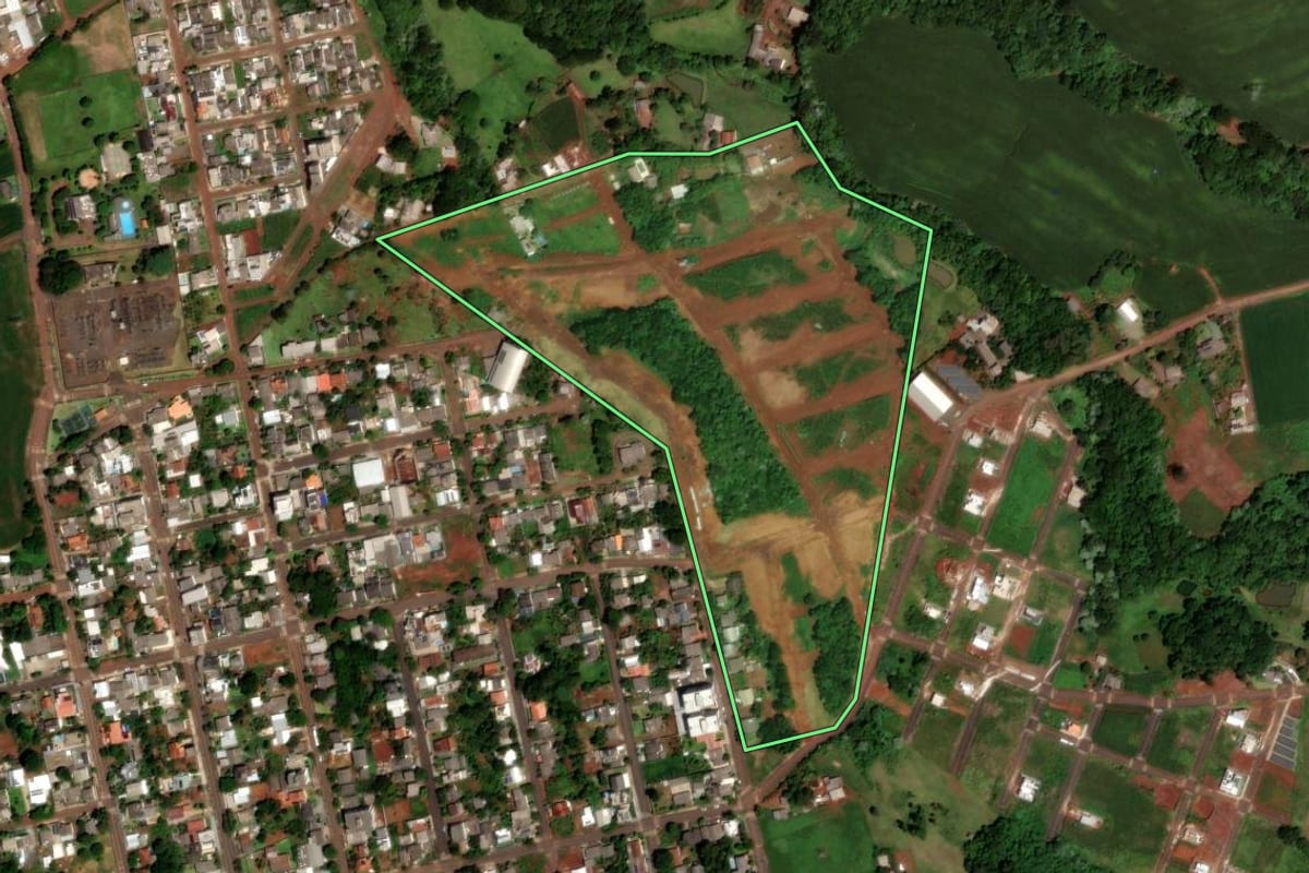 Imagem de satélite do imóvel rural em Dois Vizinhos (PR), com o contorno declarado no CAR desenhado por cima.