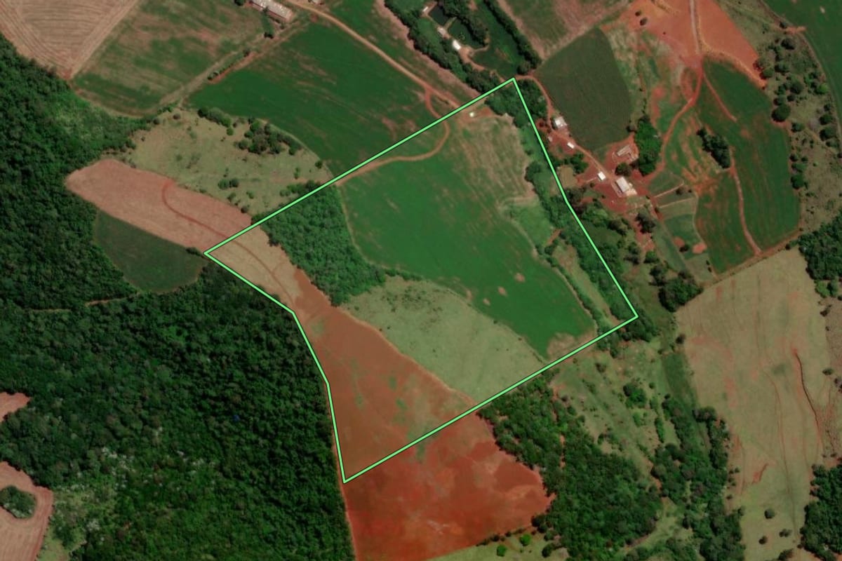 Imagem de satélite do imóvel rural em Dois Vizinhos (PR), com o contorno declarado no CAR desenhado por cima.