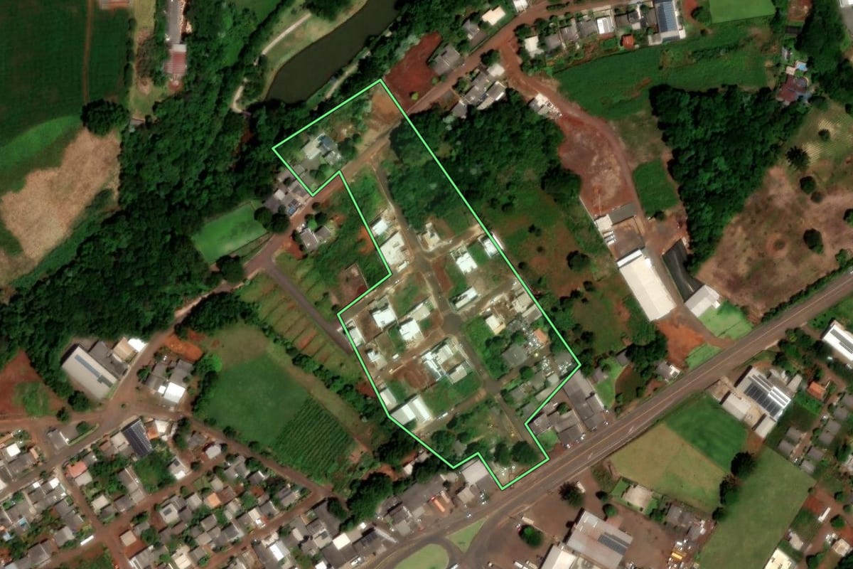 Imagem de satélite do imóvel rural em Dois Vizinhos (PR), com o contorno declarado no CAR desenhado por cima.