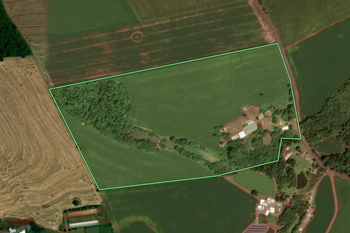 Imagem de satélite do imóvel rural em Dois Vizinhos (PR), com o contorno declarado no CAR desenhado por cima.