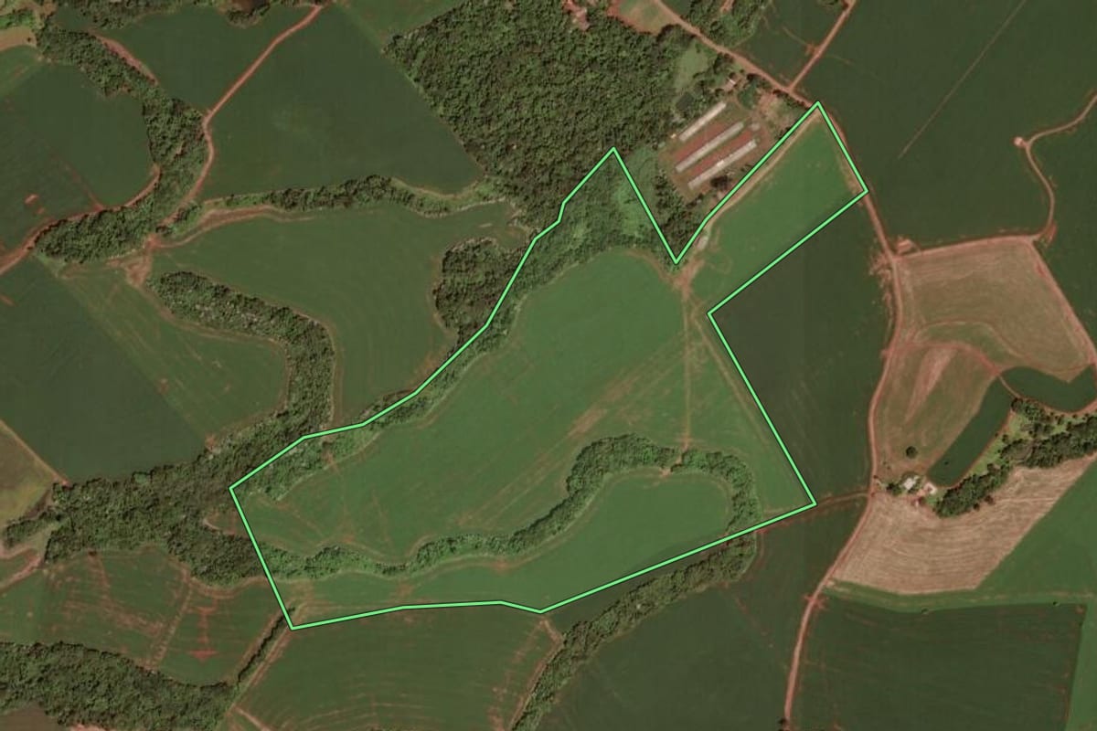 Imagem de satélite do imóvel rural em Dois Vizinhos (PR), com o contorno declarado no CAR desenhado por cima.