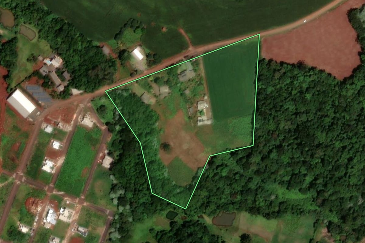 Imagem de satélite do imóvel rural em Dois Vizinhos (PR), com o contorno declarado no CAR desenhado por cima.