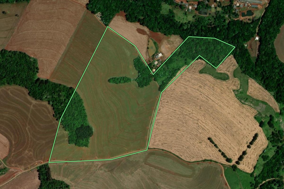 Imagem de satélite do imóvel rural em Dois Vizinhos (PR), com o contorno declarado no CAR desenhado por cima.