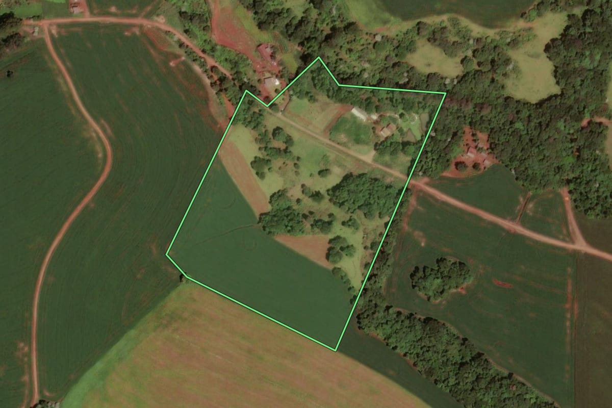 Imagem de satélite do imóvel rural em Dois Vizinhos (PR), com o contorno declarado no CAR desenhado por cima.