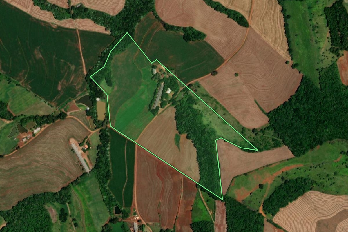 Imagem de satélite do imóvel rural em Dois Vizinhos (PR), com o contorno declarado no CAR desenhado por cima.