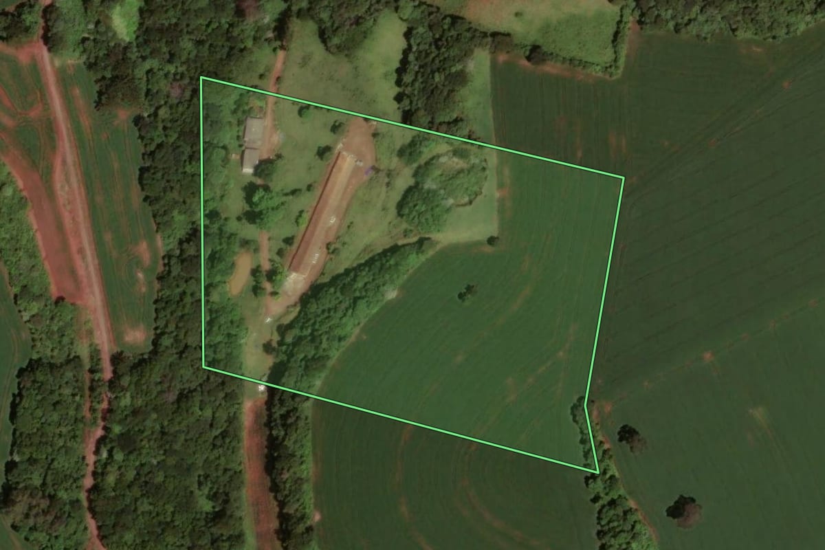 Imagem de satélite do imóvel rural em Dois Vizinhos (PR), com o contorno declarado no CAR desenhado por cima.