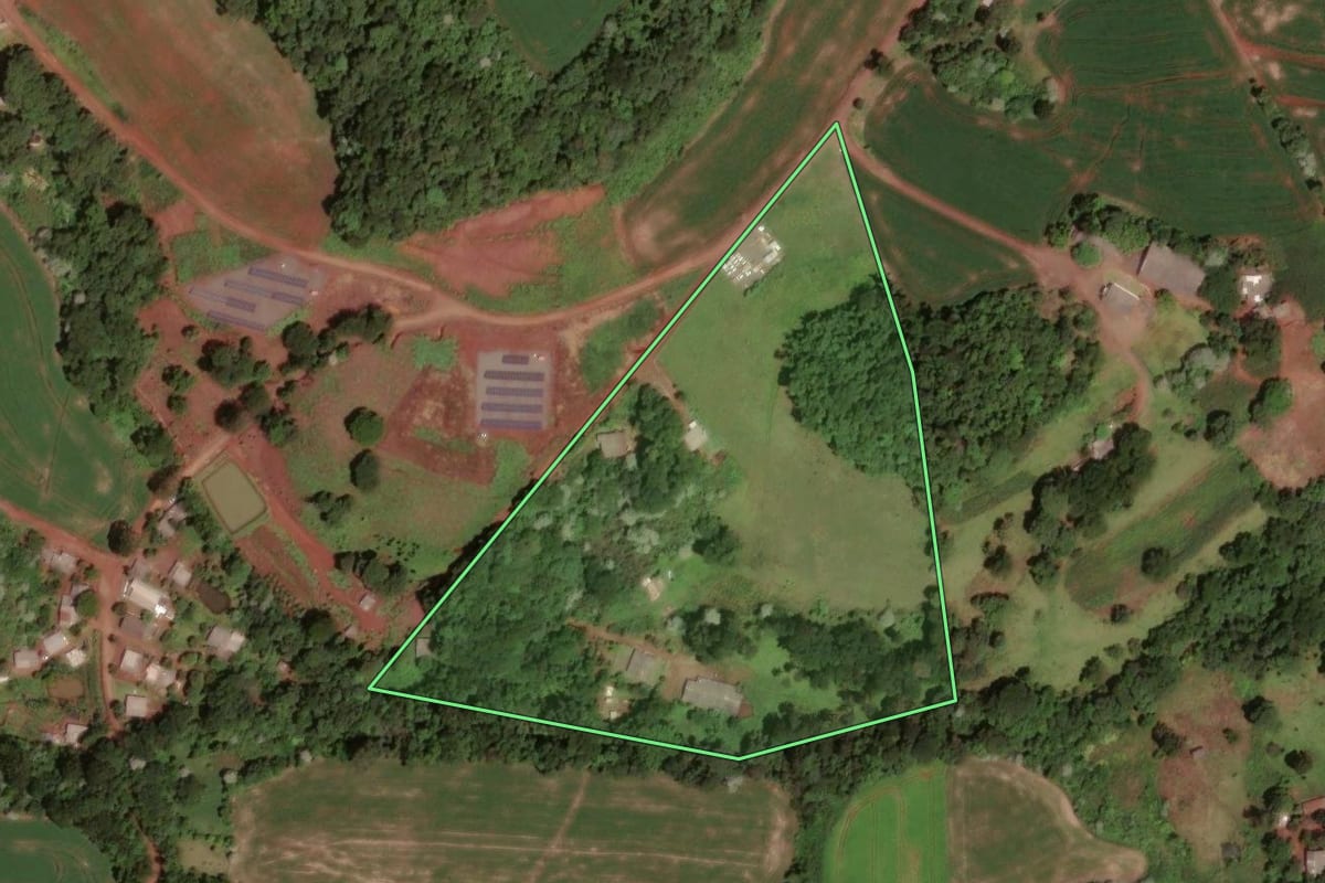 Imagem de satélite do imóvel rural em Dois Vizinhos (PR), com o contorno declarado no CAR desenhado por cima.