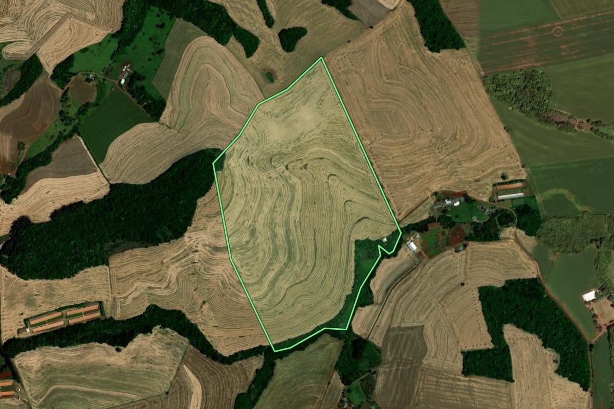 Imagem de satélite do imóvel rural em Dois Vizinhos (PR), com o contorno declarado no CAR desenhado por cima.