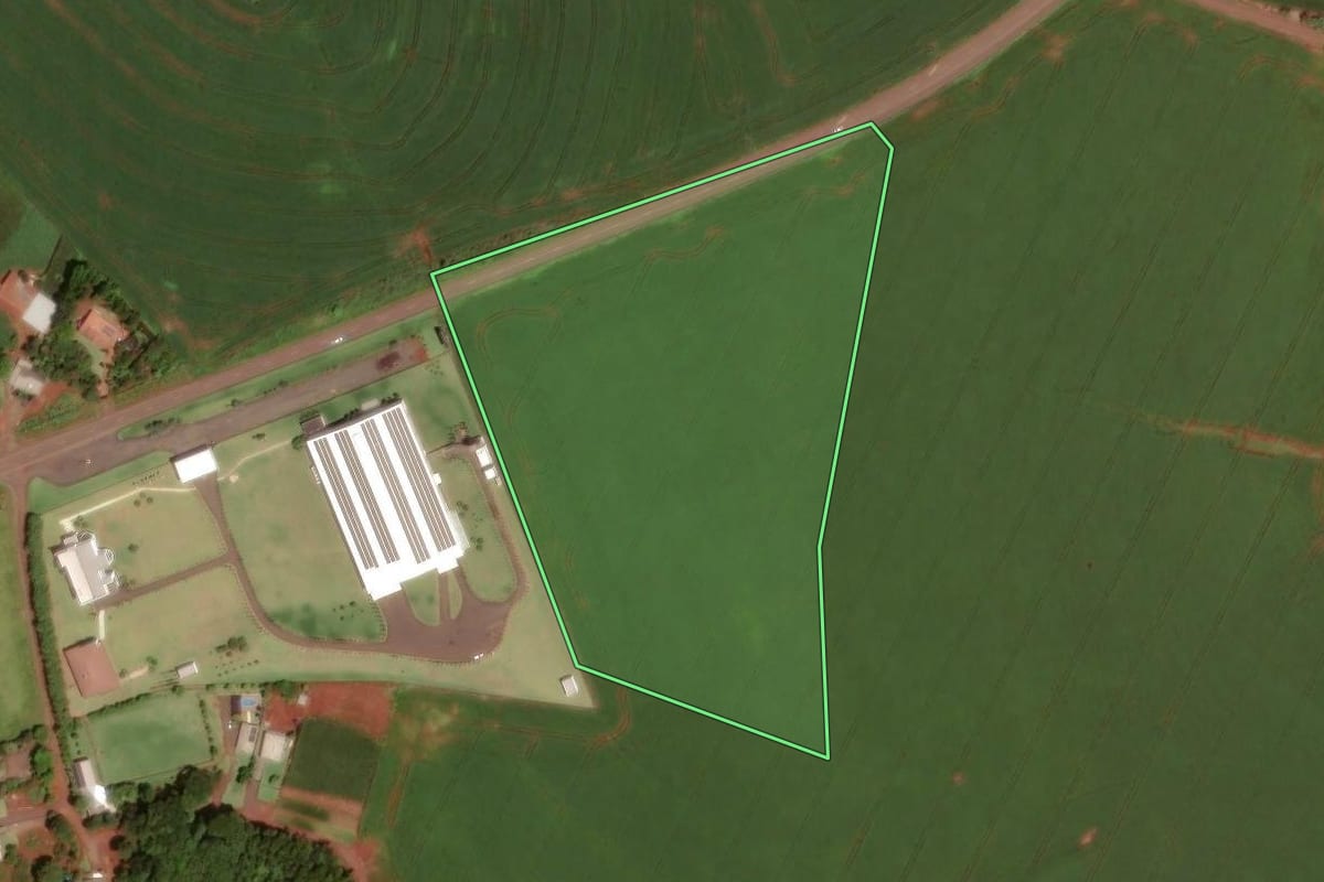 Imagem de satélite do imóvel rural em Dois Vizinhos (PR), com o contorno declarado no CAR desenhado por cima.
