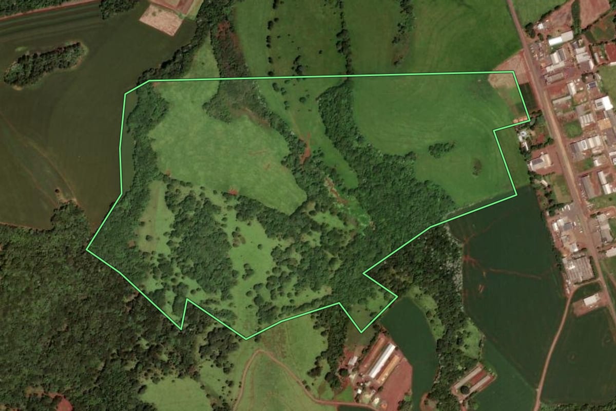 Imagem de satélite do imóvel rural em Dois Vizinhos (PR), com o contorno declarado no CAR desenhado por cima.