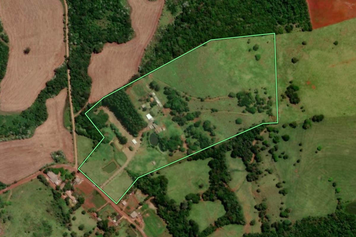 Imagem de satélite do imóvel rural em Dois Vizinhos (PR), com o contorno declarado no CAR desenhado por cima.
