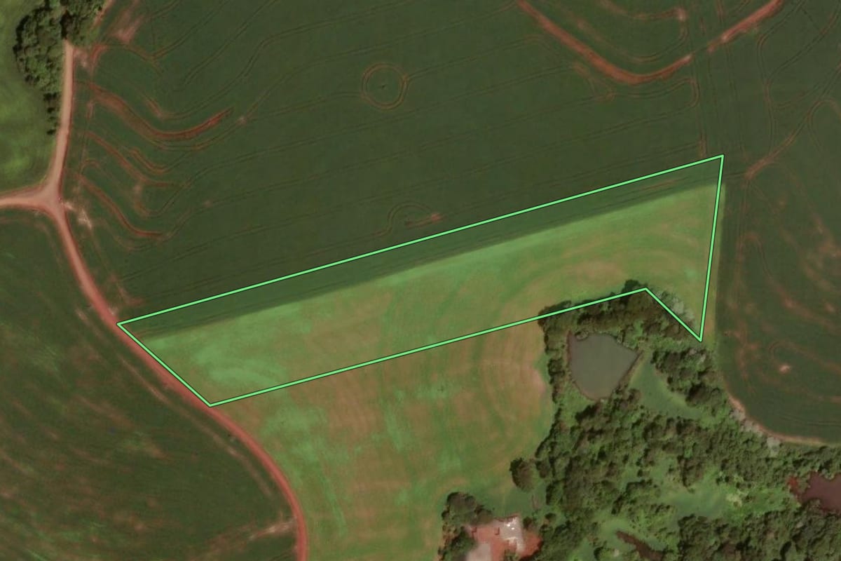 Imagem de satélite do imóvel rural em Dois Vizinhos (PR), com o contorno declarado no CAR desenhado por cima.