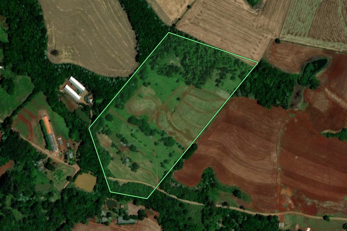 Imagem de satélite do imóvel rural em Dois Vizinhos (PR), com o contorno declarado no CAR desenhado por cima.