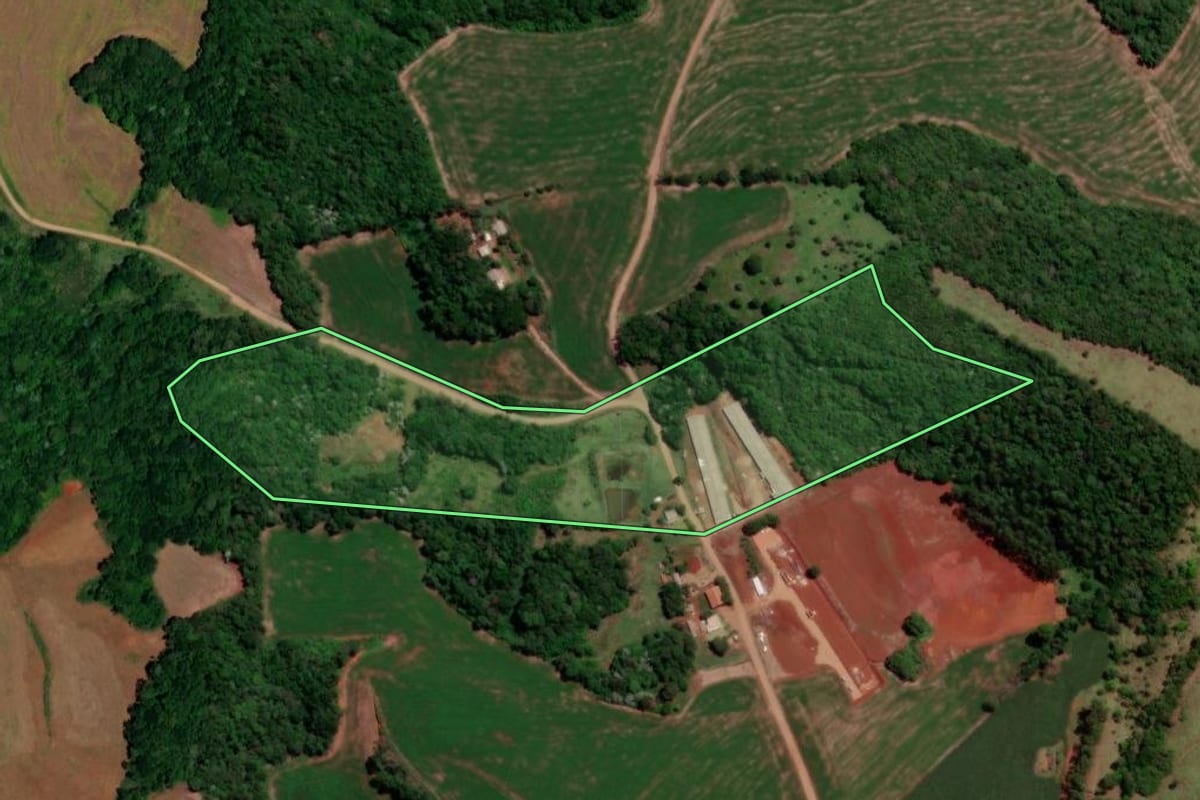 Imagem de satélite do imóvel rural em Dois Vizinhos (PR), com o contorno declarado no CAR desenhado por cima.
