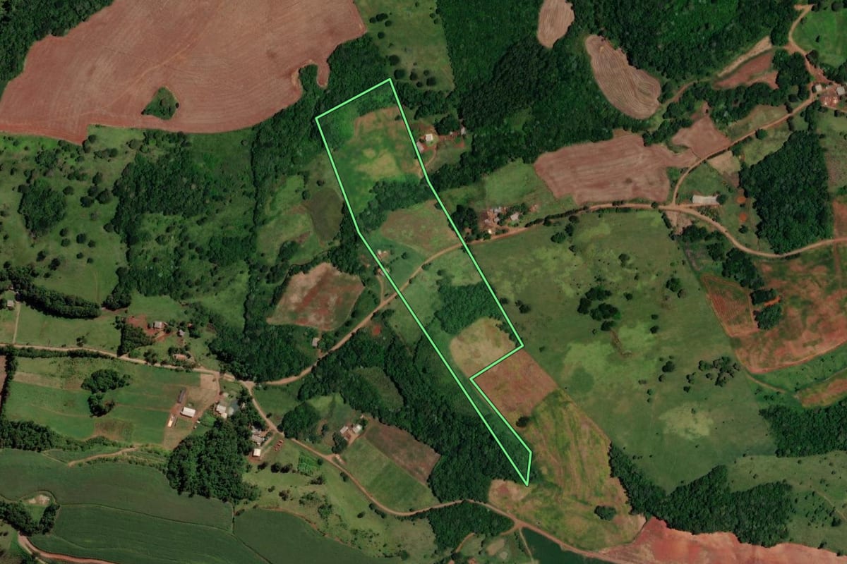 Imagem de satélite do imóvel rural em Dois Vizinhos (PR), com o contorno declarado no CAR desenhado por cima.