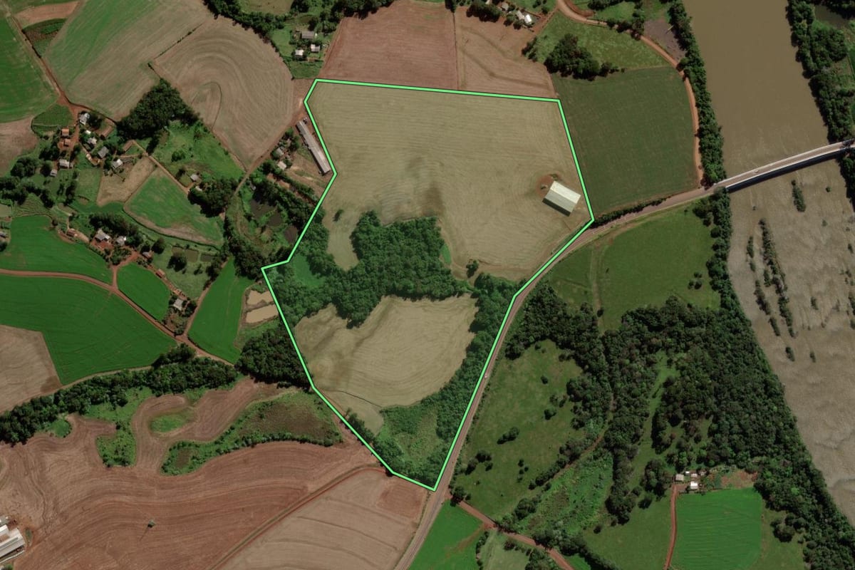 Imagem de satélite do imóvel rural em Dois Vizinhos (PR), com o contorno declarado no CAR desenhado por cima.