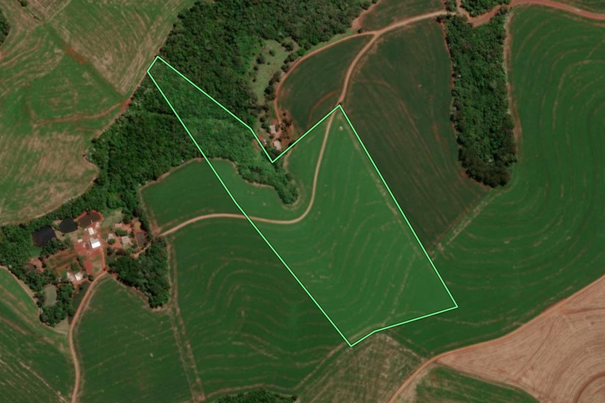 Imagem de satélite do imóvel rural em Dois Vizinhos (PR), com o contorno declarado no CAR desenhado por cima.