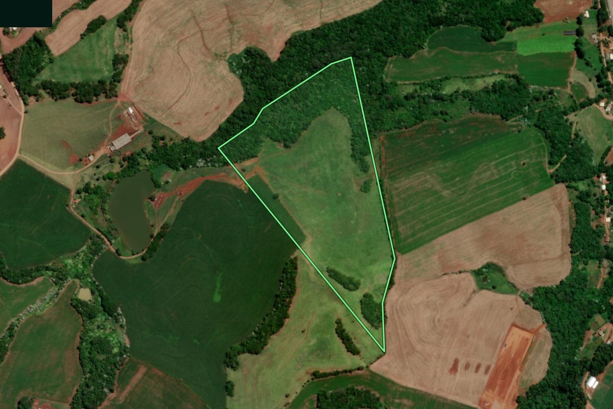 Imagem de satélite do imóvel rural em Dois Vizinhos (PR), com o contorno declarado no CAR desenhado por cima.