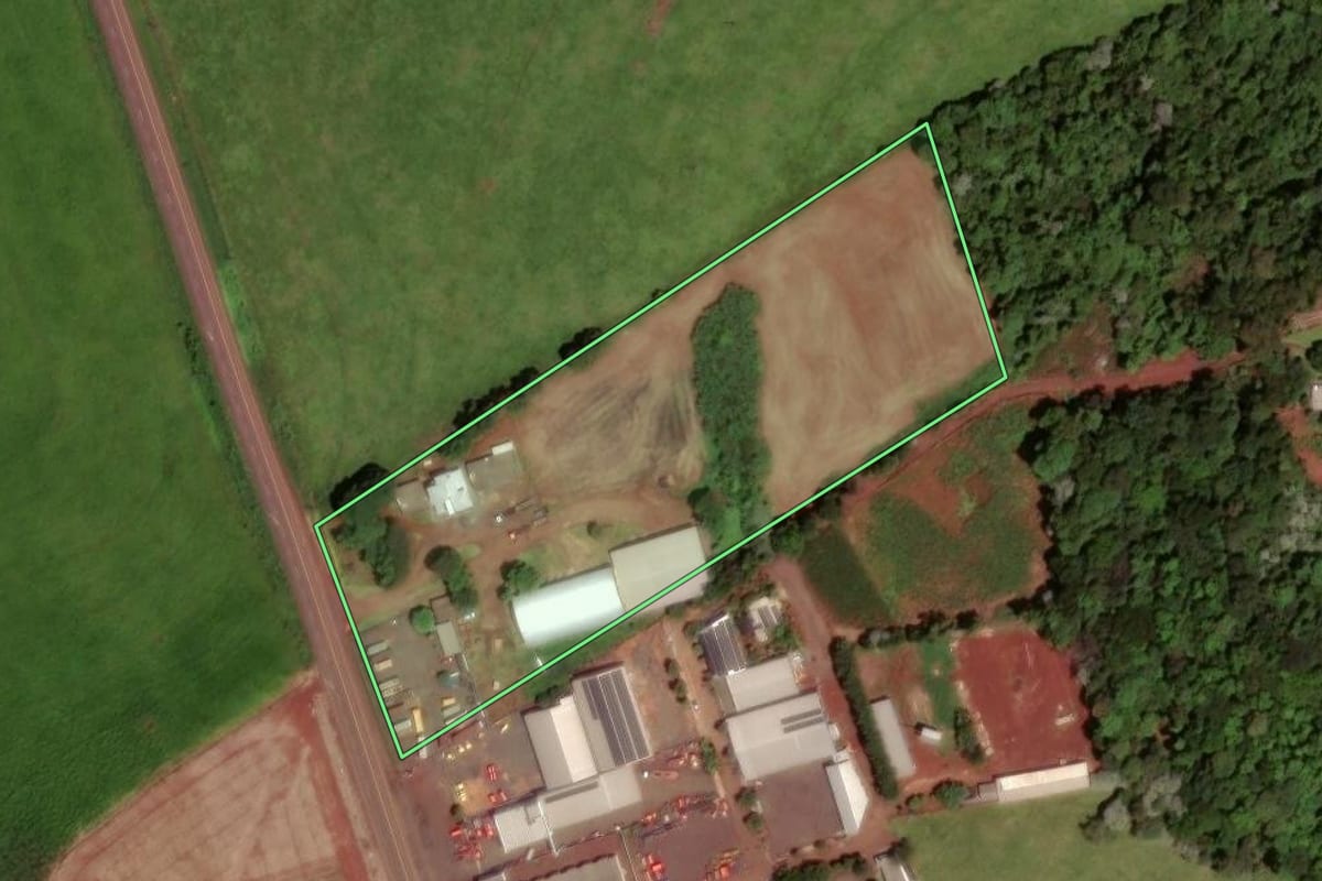 Imagem de satélite do imóvel rural em Dois Vizinhos (PR), com o contorno declarado no CAR desenhado por cima.