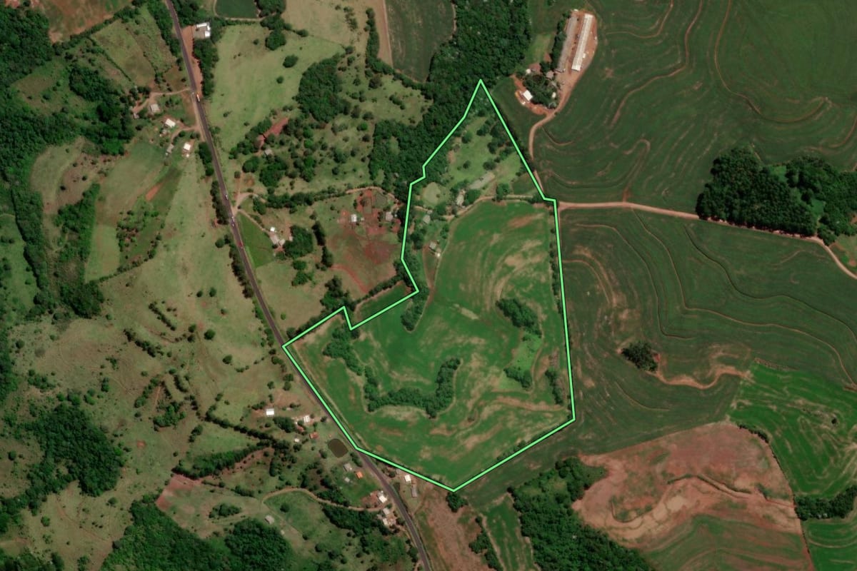 Imagem de satélite do imóvel rural em Dois Vizinhos (PR), com o contorno declarado no CAR desenhado por cima.