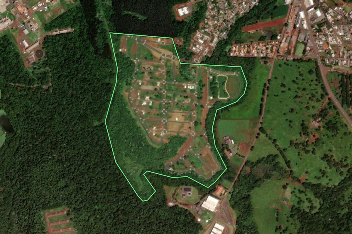 Imagem de satélite do imóvel rural em Dois Vizinhos (PR), com o contorno declarado no CAR desenhado por cima.