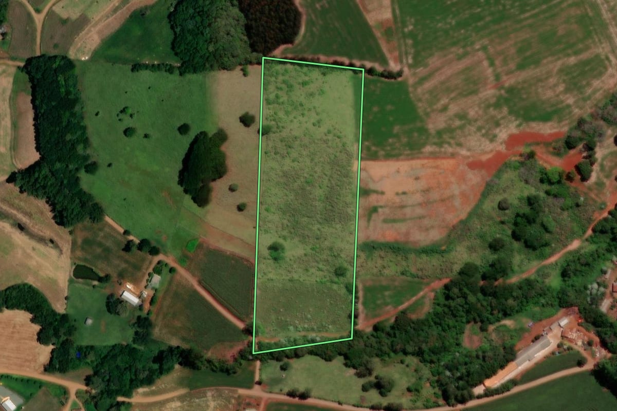 Imagem de satélite do imóvel rural em Dois Vizinhos (PR), com o contorno declarado no CAR desenhado por cima.