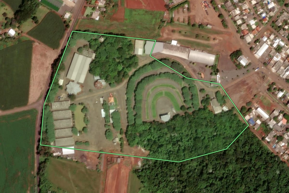 Imagem de satélite do imóvel rural em Dois Vizinhos (PR), com o contorno declarado no CAR desenhado por cima.