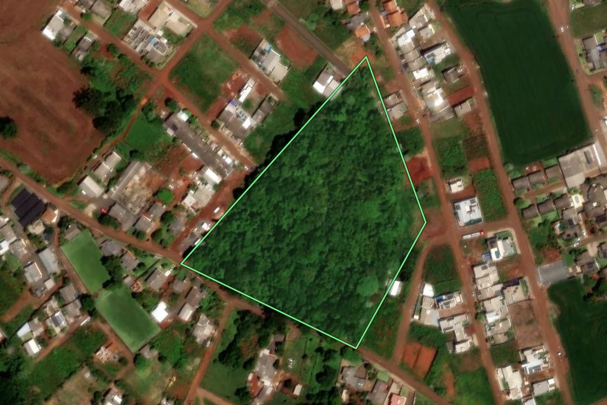 Imagem de satélite do imóvel rural em Dois Vizinhos (PR), com o contorno declarado no CAR desenhado por cima.
