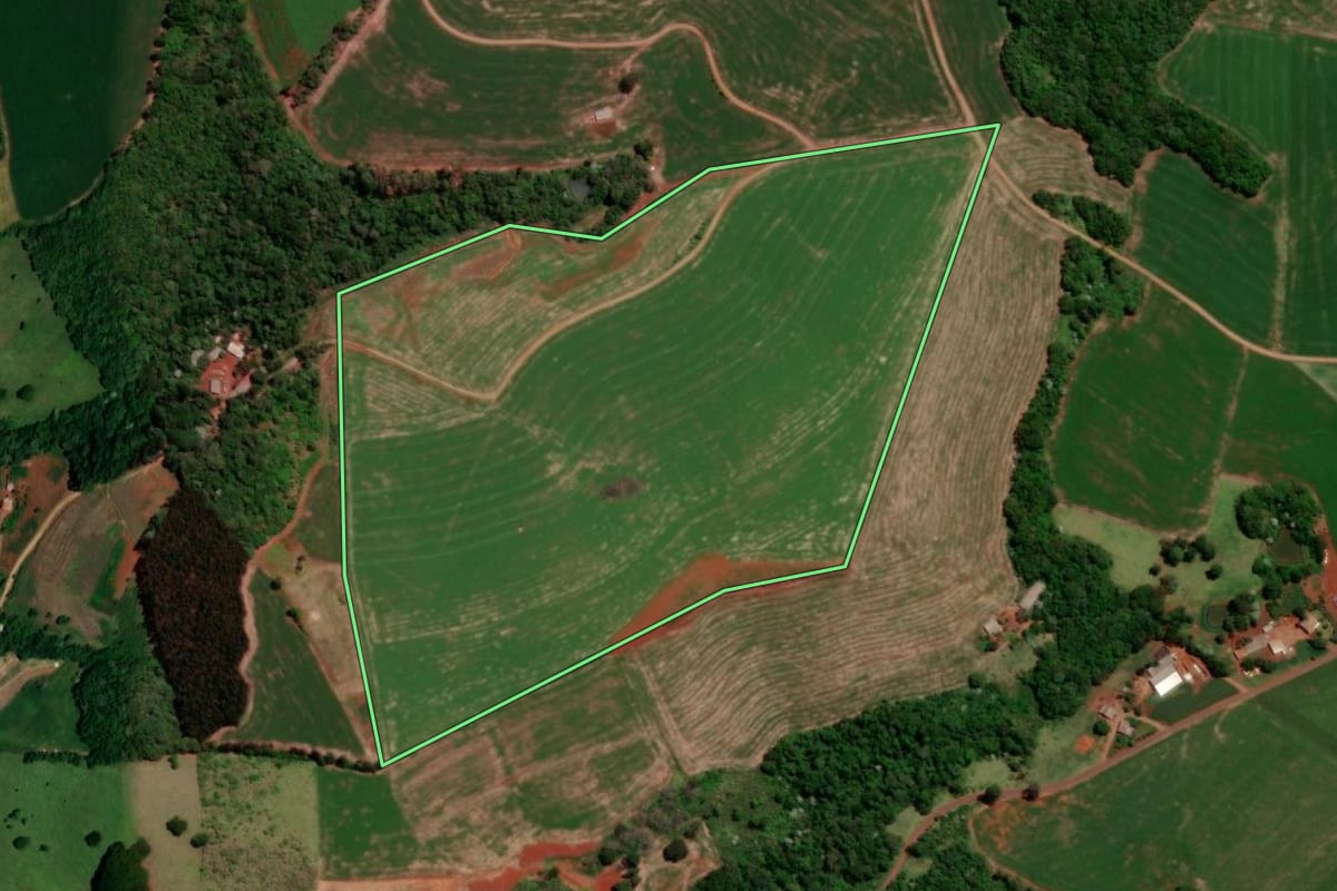 Imagem de satélite do imóvel rural em Dois Vizinhos (PR), com o contorno declarado no CAR desenhado por cima.