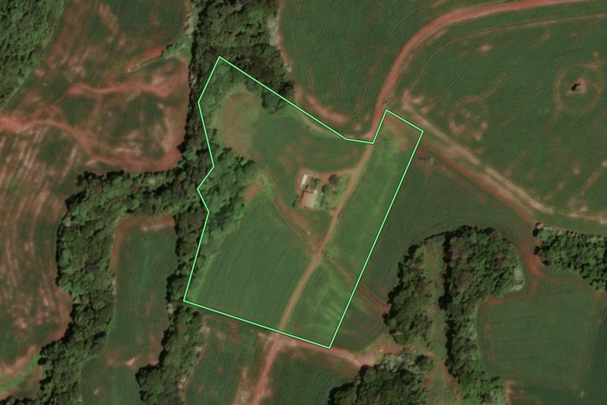 Imagem de satélite do imóvel rural em Dois Vizinhos (PR), com o contorno declarado no CAR desenhado por cima.