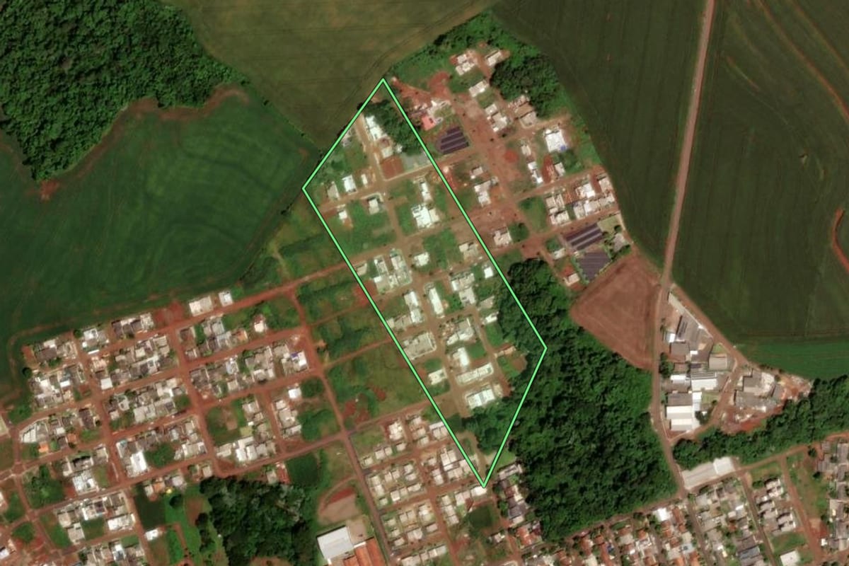 Imagem de satélite do imóvel rural em Dois Vizinhos (PR), com o contorno declarado no CAR desenhado por cima.